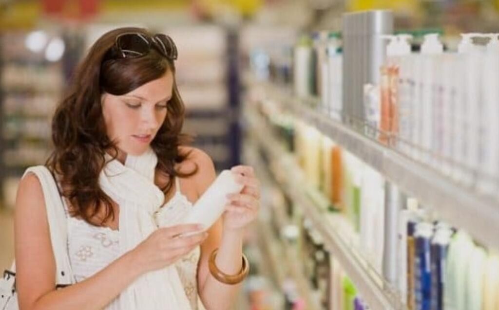 Mujer revisando ingredientes de maquillaje para piel sensible
Caption: Revisar los ingredientes y las indicaciones de los cosméticos es especialmente importante cuando tienes piel sensible.