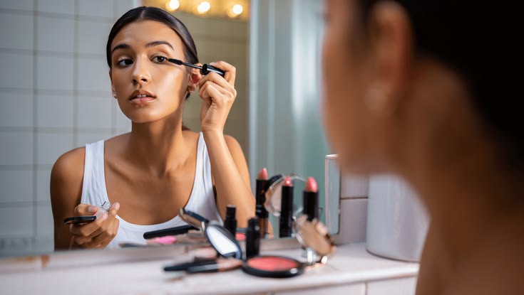 Mujer realizando un maquillaje sencillo para el día
